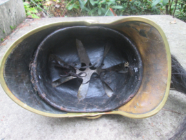 French M 1874 Cuirassier helmet NCO. complete with liner. Marked BREVETE , SGDG. Franse kurassiers helm ook gedragen in het begin van de oorlog 1914/1915, gebruikte doch goede staat.