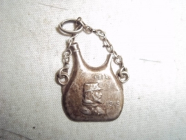 French sweetheart, in shape of the French bidon, bottle.Frans bedeltje voor de armband van een geliefde, in de vorm van een bidon met aan de voorkant het portret van een poilu. zeer apart.