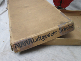 Iron shooting targer 1927. Metalen schietschijf in de vorm van een clown uit de jaren 20 (1927), in de originele doos van de Diana Luftgewehr Scheibe. zeldzaam stuk. schietschijven van metaal zijn ziezo moeilijk te vinden.