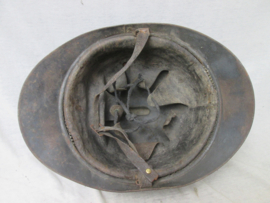 French helmet M-1915 with infantry badge. Franse helm casque adrianne horizon blue, model 1915 met infanterie embleem, complete staat, eerlijke helm.