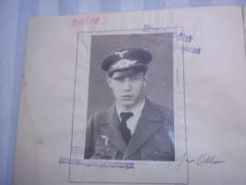 Duitse oorkonde voor het bronzen sport abzeichen D.R.L. mooi ingevuld document met man op foto in uniform van de Luftwaffe. zeer aparte foto zie petkoord.