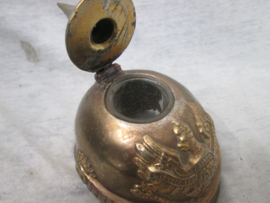 Miniature spike helmet as inkwell. Duitse pickelhaube met pruisisch embleem als inktpotje, compleet met het glaasje.