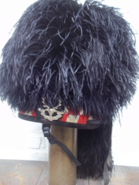 Scottish featherbonnet with badge. Schotse feather bonnet met maker, en embleem, gemaakt van struisvogel veren.