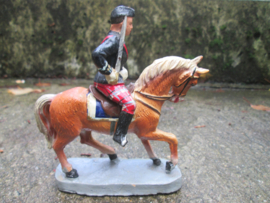 CHIALU Scottish officer on horse Highlander op paard met sabel en tartan.