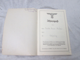 Duits Ahnenpas, een boekje met je stamboom gegevens.