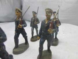 ELASTOLIN 5 German sailors marching WW1 Imperial Reichsmarine. 5 matrozen van de Duitse keizerlijke marine zeldzaam geheel bespeelde staat.