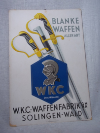 German advertisment of WKC swords and bayonets. Kartonnen reclame Derde Rijk, van WKC Waffenfabrik - Solingen-Wald. mooie afbeelding met sabels en bajonetten, zeer decoratief bij een wapen verzameling. 30 bij 48 cm. zeldzaam, rare.