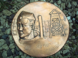 Remembrance plate Belgium Prisoner of war. Herinnerings plaat gemaakt van koper afgebeeld een wachttoren en een belgische soldaat 20 cm doorsnee, Section Bievre- Graide.