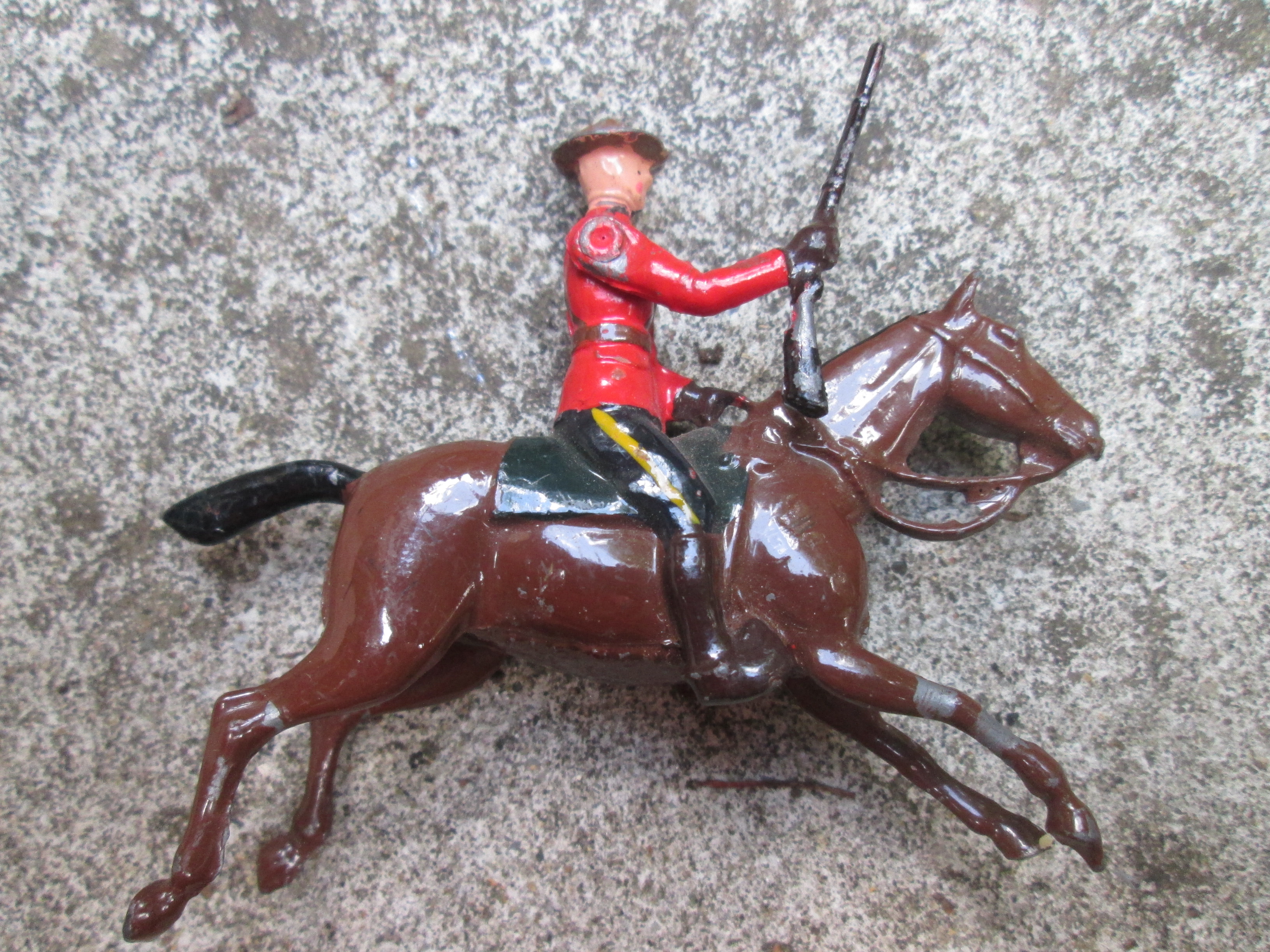 Tin soldier Mountain police Canada with moving arm. Tinnen speelgoed soldaatje Canadese Mountain politie met bewegende arm Britain made.