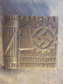 Rare German tinnie, day badge, Zeldzame Duitse tinnie, Samenwerkings speld tussen Italie en Duitsland op het gebied van Arbeid. zeer bijzonder, Italiaanse aanmaak.