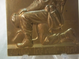 Plaque Austian army ww1, Bronzen plaquette Oostenrijks leger afgebeeld een Oostenrijkse soldaat in volle bepakking, knielend, zeer bijzonder