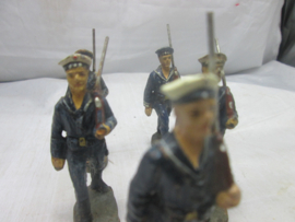ELASTOLIN 5 German sailors marching WW1 Imperial Reichsmarine. 5 matrozen van de Duitse keizerlijke marine zeldzaam geheel bespeelde staat.