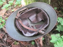 French helmet M1926. Franse helmet casque Adrianne M1926 met origineel 2e model infanterie helm embleem. gebruikt doch nette staat.