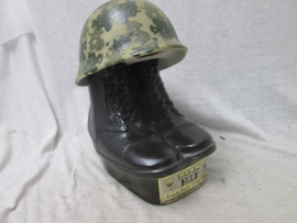 Whiskey bottle soldier boots with a helmet 1975-1976 JIM BEAM Whiskey. Fles als legerschoenen en een helm. reclame item, vietnam tijd.