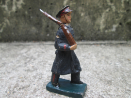 DURSO Dutch soldier marines. Nederlandse soldaat Korps Mariniers marcheert met lange jas.