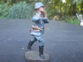 ELASTOLIN German luftwaffe soldier with instrument. Duitse luchtmacht soldaat met dwarsfluit, goede staat.