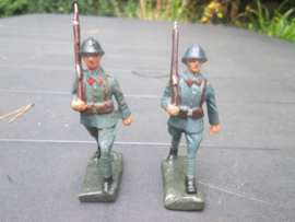 DURSO 2 marching soldiers. 2 marcherende soldaten.