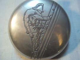 Pewter flask with engraved fireman. Tinnen drinkflacon met daarop een brandweerman die een redding uitvoert.