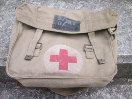 British field dressing pack with Red Cross marking. Medical Department, pouch is nicely dated. Engelse webbing tas met Rode Kruis symbool, 1942 gedateerd Medische Dienst 