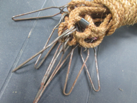 US Army guy line, tent rope. Amerikaans span koord voor legertent compleet met haken.