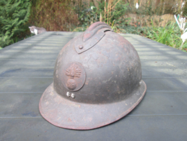 French helmet M1926. Franse helmet casque Adrianne M1926 met origineel 2e model infanterie helm embleem. gebruikt doch nette staat.