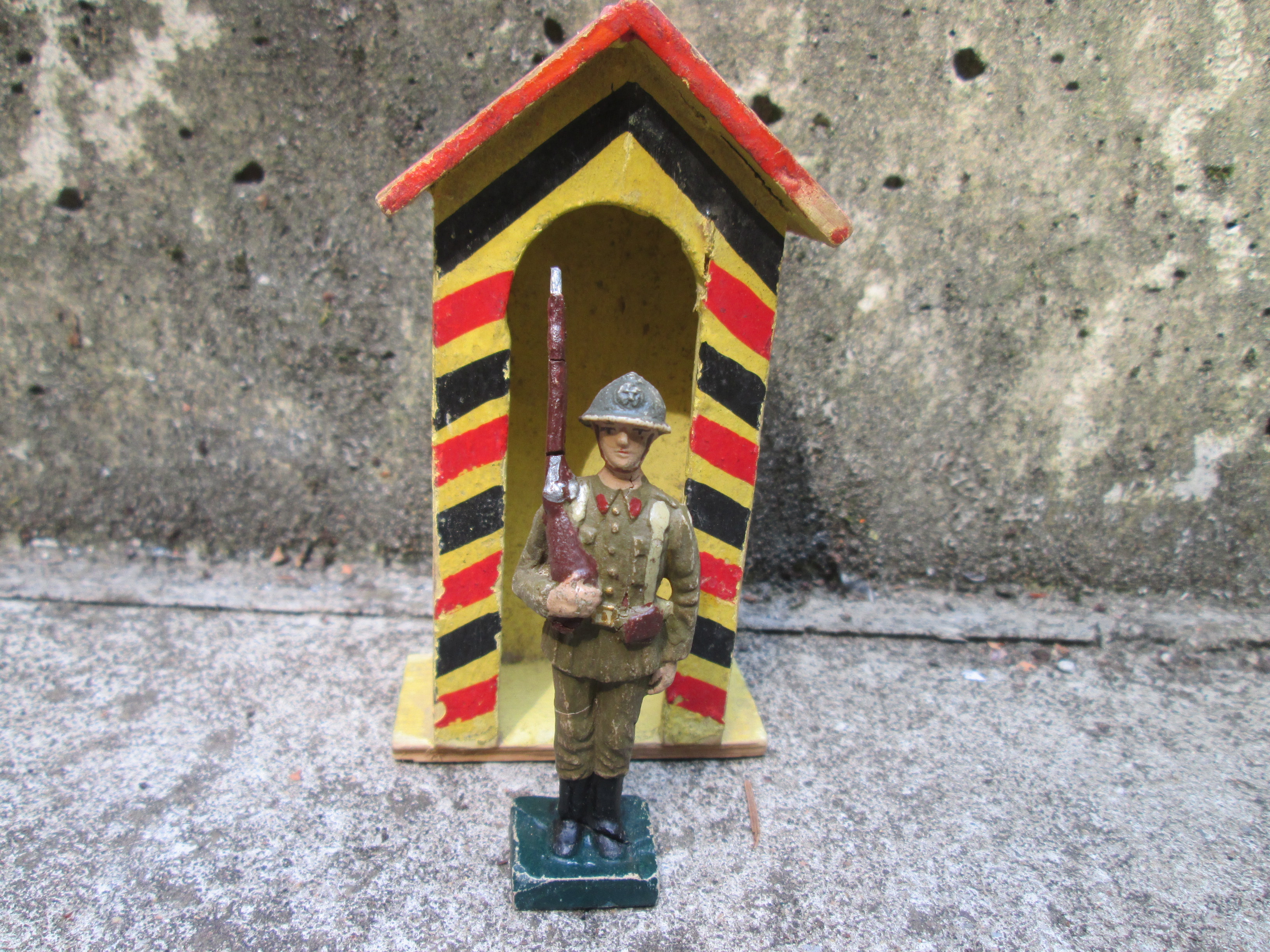DURSO Belgium soldier on guard. Belgische soldaat op wacht met wachthuisje, leeuwembleem op de helm duidelijk zichtbaar zeldzaam stuk.