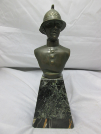 Bronse buste of a Belgium firefighter. Bronzen buste van een Belgische brandweerhelm op marmeren voet, 22 cm in totaal, zeer bijzonder stuk.