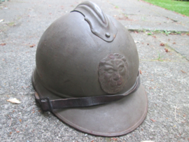 Belgium steelhelmet M 1915 also worn after 1918. Belgische helm M15 bruine kleur interbellum gedragen met origineel binnenwerk.