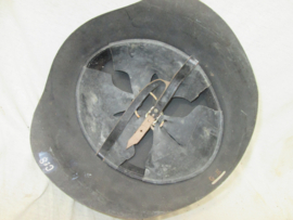 Danish helmet M 1923/ 1941. Deense helm met scherpe rand gedragen door politie, luchtbescherming en verzetsgroepen.
