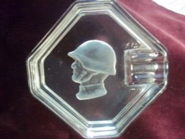 Ashtray glass Suisse soldier. Glazen asbak  Zwitserse soldaat.
