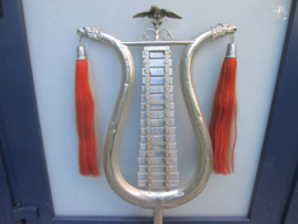 Duitse militaire lyra, met 2 kleurige paardenstaart, adelaar en adelaarskoppen, compleet met houten handvat en muziekplaatjes, zeldzaam stuk gebruikt door Wehrmacht en Reichswehr. jaren 30-40. Berlijns zilver.