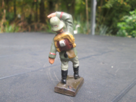 LINEOL German soldier hit by a bullit smaler size. Duitse soldaat word getroffen kleiner model zeer nette staat TOP