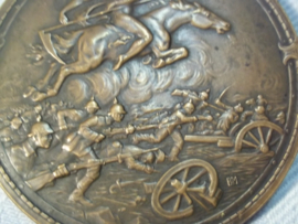 German bronse plaque, Duitse penning brons Ersten Weltkrieg, met EK2 afgebeeld en een gevechtsscene, zeer bijzonder 6cm.