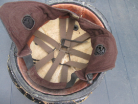 Canadian tank crash helmet first pattern, nicely marked. Canadeese tankhelm 1e model met  oorschelpjes voor de communicatie. bijzonder stuk.