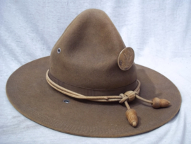 US Campaign hat with 5 stitches WW1 with badge, (made in Britain). Amerikaanse manschappen hoed met nationaal Amerikaans embleem. Typisch zijn de 5 stiknaden langs de rand van de hoed.