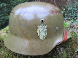 German helmet M-1935 used in the Norway army, Double decal. Duitse helm, model 35 gebruikt door het Noorse leger, dubbel decal, zeer nette staat. worden moeilijk te vinden.
