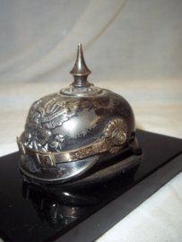 Miniature German Pickelhaube. Miniatuur pickelhaube op glazen voet Pruisen verzilverd, met merktekens en maker.