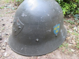 Swedish helmet M 21 (18). with liner double decal, front badge. Zweedse helm 1921 met decals en helm embleem.