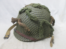 US- Army paratrooper helmet front seam, fixed bail, with Westinghouse liner. nicely marked. Amerikaanse parahelm met binnenhelm, zeldzame set. leuk is dat de binnenhelm na de oorlog door de PATHE cinema's is gebruikt