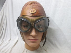 Japanese Army flight helmet, made of fur lined leather with imperial star on the front . with flight goggles (CAT EYE)  model. Japanse vlieger cap winter leer met vliegerbril zeldzame set. in zeer goede staat. TOP