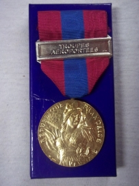 French medal in box with tab, Troupes Aeroportees, parachtist. Franse defense national medaille para`s