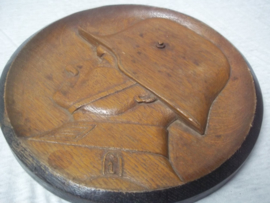 Houten wandbord, handgemaakt, diameter 22cm, een soldaat met Duitse staalhelm 1916, en op zijn epaulet nummer 1. zeer decoratief en professioneel gemaakt. dit zijn vrij moeilijk te vinden items.