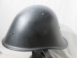 Nederlandse helm van de oproerpolitie jaren 50, in een totale MINT staat, bijzonder is het dat deze helm van model 1927-1928 is, voorzien dan van een nieuw binnenwerk  om doorgedragen te worden door de politie.