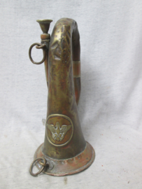 German Army bugle with badge on front. complete. Duitse signaal hoorn bazuin Pruisisch leger met voorop de Pruisische adelaar, complete staat.