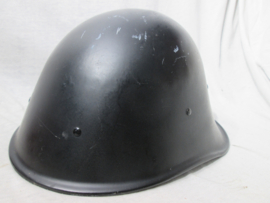 Nederlandse helm van de oproerpolitie jaren 50, in een totale MINT staat, bijzonder is het dat deze helm van model 1927-1928 is, voorzien dan van een nieuw binnenwerk  om doorgedragen te worden door de politie.