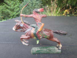 ELASTOLIN Indian. Indiaan op paard met pijl en boog mooi figuur nette staat.