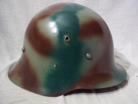 Bulgarian helmet pattern 1936 with post war camouflage. Bulgaarse helm model 1936 met naoorlogse camouflage, officieel zo gedaan.