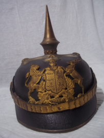 German officers spike helmet Würtemberg. war manufactering in case. Duitse pickelhaube officier deelstaat Würtemberg, oorlogsaanmaak, vuurverguld, grote maat met opbergkoffer. nooit aan gerommeld zo gevonden, TOP stuk.