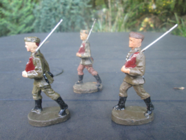 ELASTOLIN 3 marching German soldiers. 3 marcherende Duitse soldaten.