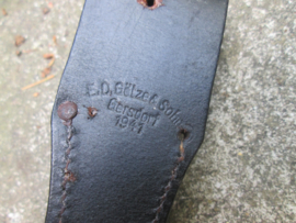 German k-98 Mauser bayonet matching numbers. with leather frog, nicely marked and dated.Duitse Mauser bajonet nummer gelijk. zeer nette staat.